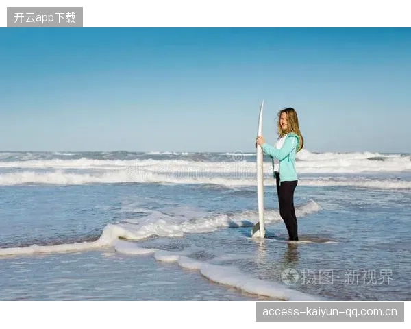 冲浪女孩的浪上奇遇：用心跃动的心形Pose开启你的海滩冒险